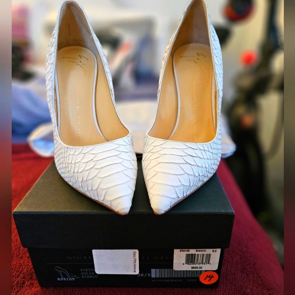Giuseppe zanotti white snake skin size 8.5 pumps
